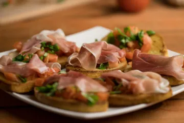 Bruschetta thịt nguội prosciutto