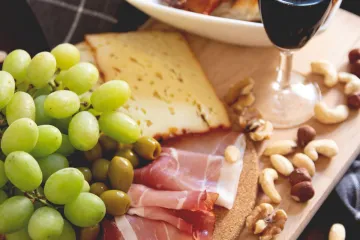 Thớt thịt nguội prosciutto và phô mai