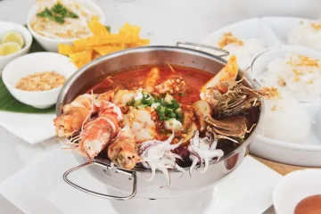 Lẩu hải sản cay tôm mực cua