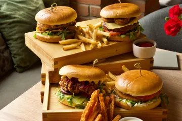 Ba chiếc burger kèm khoai chiên