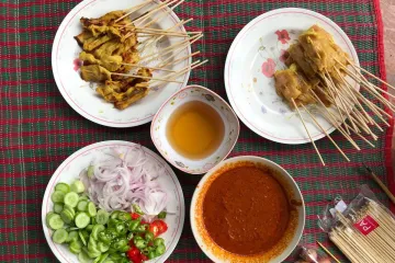 Sa tế gà sốt cay rau sống