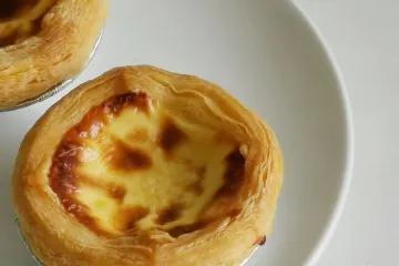 Hai chiếc bánh tart trứng