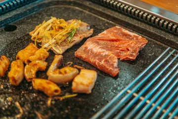Thịt và rau nướng trên vỉ