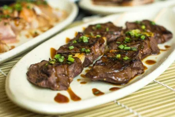 Xiên bò nướng hành lá