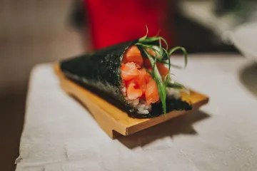 Temaki cá hồi rong biển