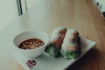 Gỏi cuốn tôm chấm sốt
