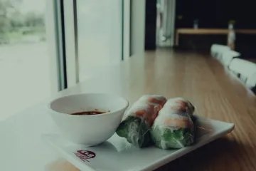 Gỏi cuốn trên bàn gỗ