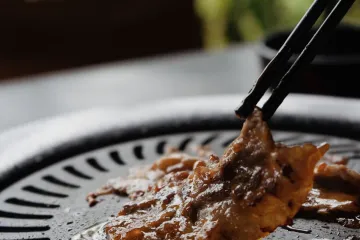 Gắp thịt nướng bằng đũa