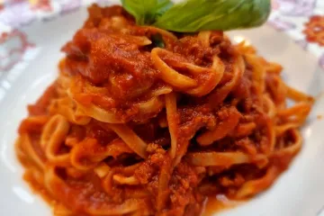 Mì Ý sốt bò bằm húng quế