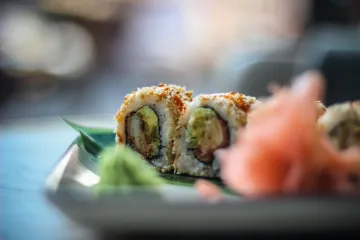 Sushi uramaki với gừng hồng