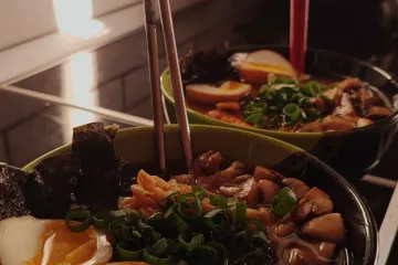 Mì ramen trứng và hành lá