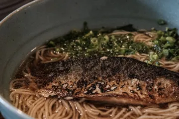 Mì soba với cá nướng