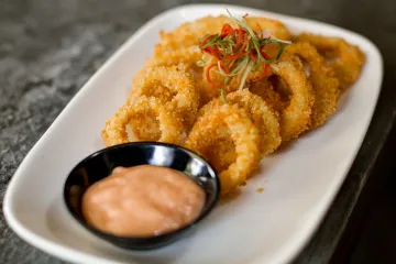 Mực chiên giòn chấm sốt