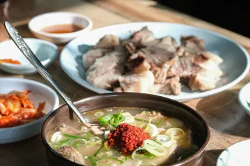 Canh bò Hàn và món phụ