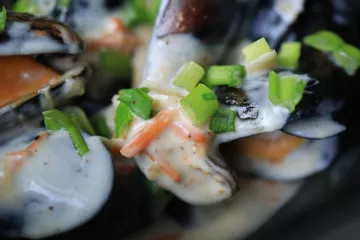 Vẹm sốt kem hành lá
