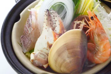 Lẩu hải sản tôm và sò