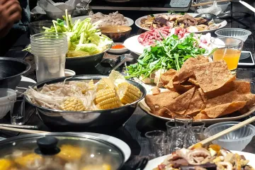 Bữa lẩu đông vui nhiều món