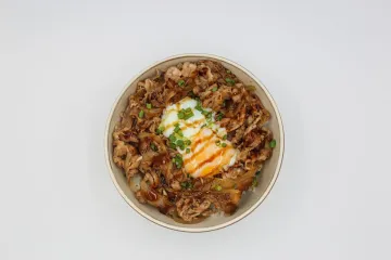 Cơm bò trứng chần hành lá
