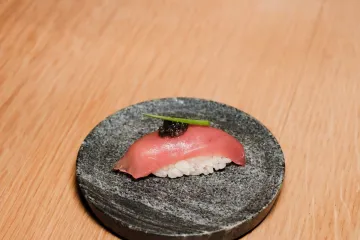Nigiri cá ngừ đĩa đá