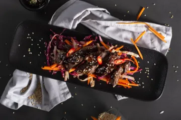 Gỏi bò rắc mè và rau củ