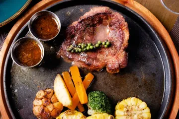 Bít tết bò chảo gang với rau