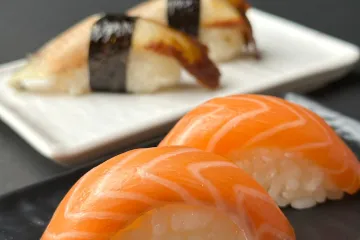 Nigiri cá hồi và lươn