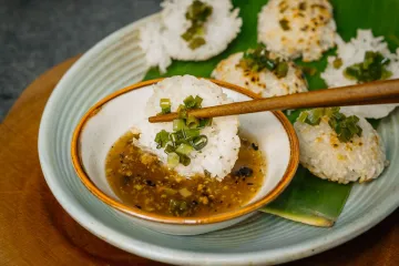 Cơm rau thơm và nước chấm