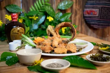 Cá chiên ăn kèm rau thơm