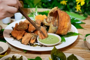 Cá chiên giòn chấm sốt xanh