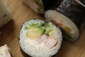 Sushi cuộn tôm và bơ