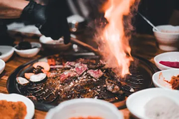 Thịt nướng xèo xèo trên bếp