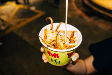 Mực nướng đựng cốc giấy