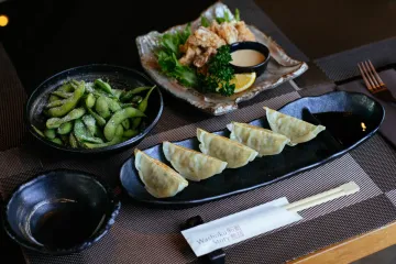 Gyoza, đậu edamame và gà karaage