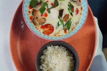 Súp tom kha gà và cơm
