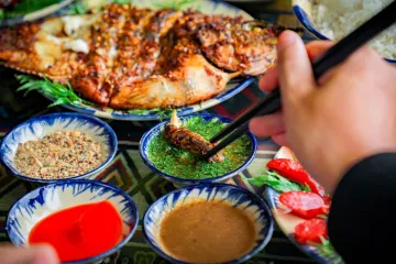 Cá nướng và nước chấm
