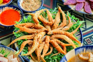 Cá chiên giòn kèm rau thơm
