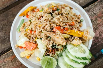 Cơm chiên rau củ kèm dưa chuột