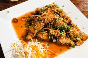 Cá chiên giòn rưới sốt