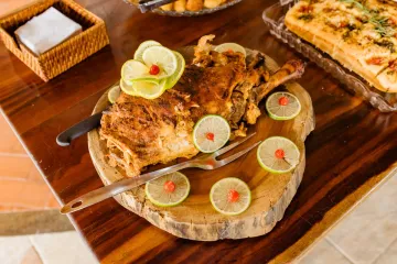 Thịt cừu nướng kèm chanh