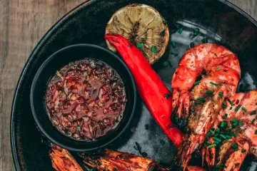 Tôm nướng cay chấm sốt