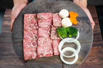 Bò wagyu với bông cải xanh và nấm