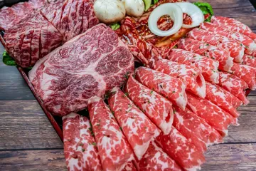 Bò wagyu thái lát trên khay gỗ