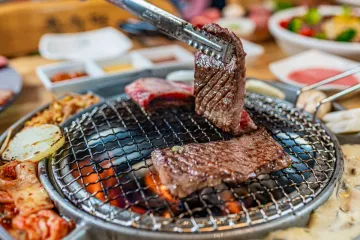 Gắp thịt nướng trên bếp