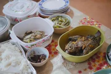 Cơm nhà với cá chiên và rau