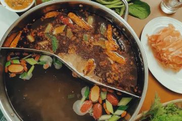 Lẩu cùng rau tươi và nước chấm