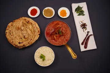 Cà ri tikka masala, naan và cơm