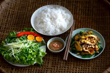 Bún rau thơm và nước chấm