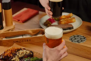 Sườn nướng BBQ và bia thủ công