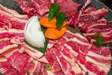 Thịt bò và rau chuẩn bị nướng