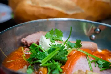 Bữa sáng bánh mì rau thơm